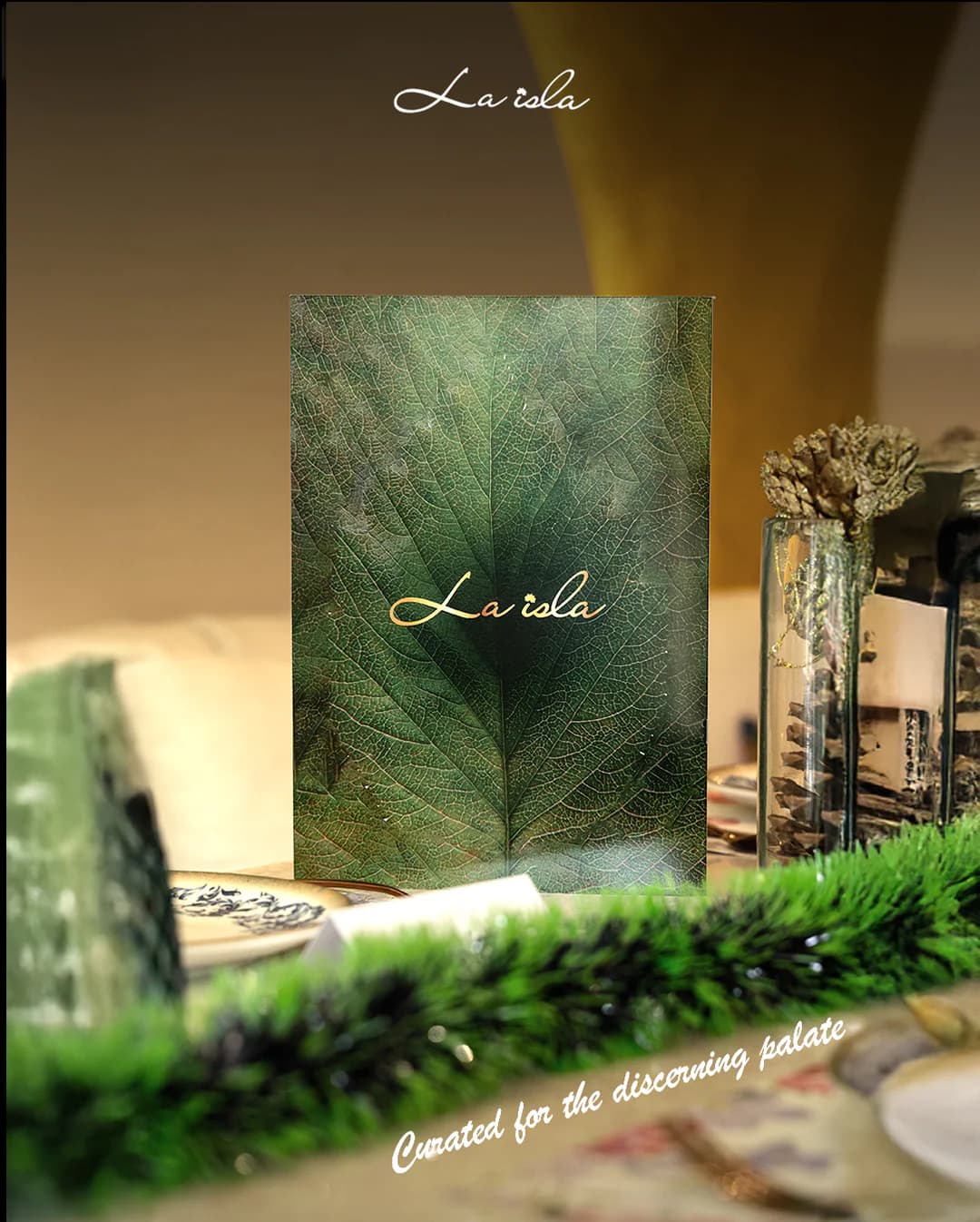 La Isla post: leaf-green menu on a table setting